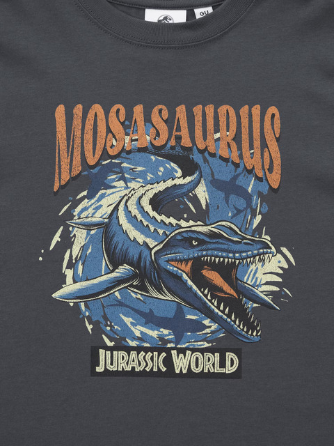 GU「KIDSグラフィックT JURASSIC WORLD」カラー： 08 DARK GRAY　前面アップ