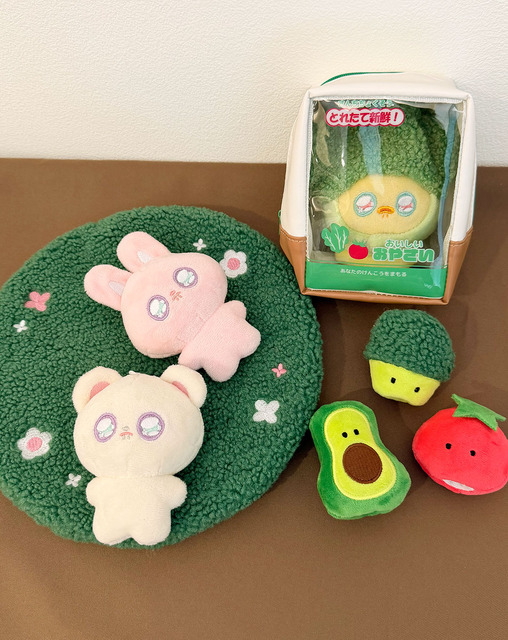 ぬいポーチ、ぬいぐるみキーホルダー／各390円（税込429円）