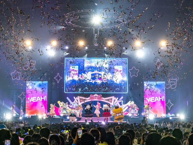 フィナーレで銀テープが舞う会場内