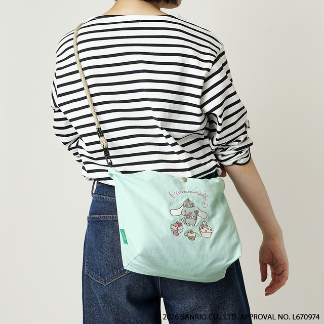 unify × Sanrio characters「シナモロールのリッチな刺繍の2wayショルダーバッグ  SUPK-02C」使用イメージ