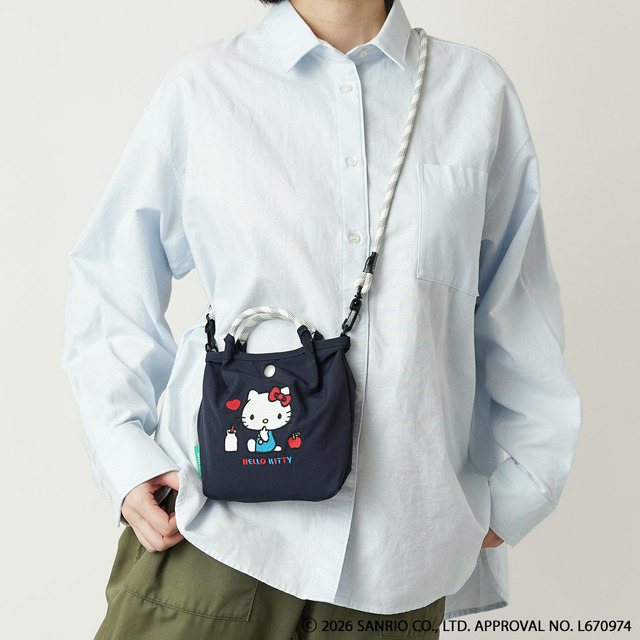 unify × Sanrio characters「ハローキティが刺繍されたミニポシェット SUPK-03H」使用イメージ