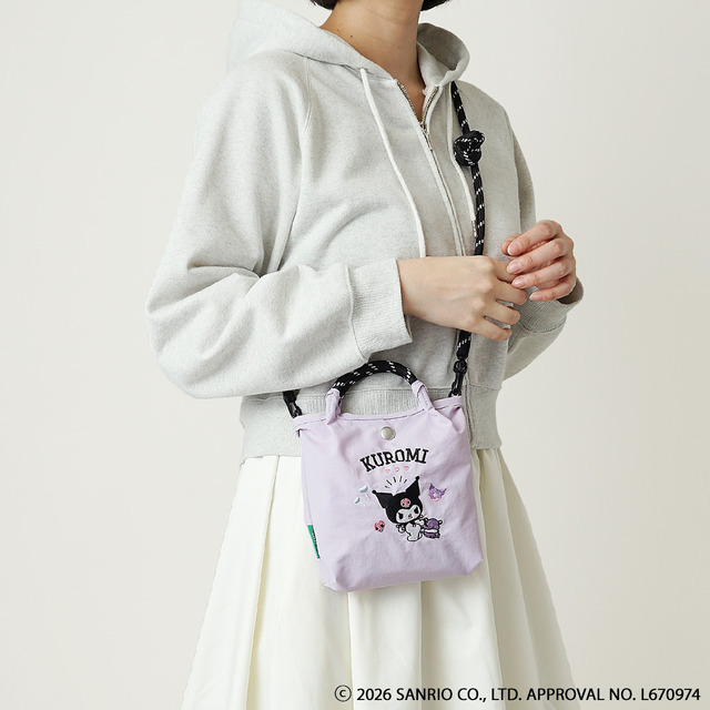 unify × Sanrio characters「クロミが刺繍されたミニポシェット SUPK-03K」使用イメージ