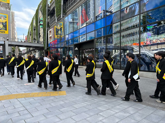 渋谷に“雷警報”発生!? アニメ『サンダー３』放送開始日に渋谷をジャック！学ラン33人が大捜索、カミナリがスペシャルネタ披露