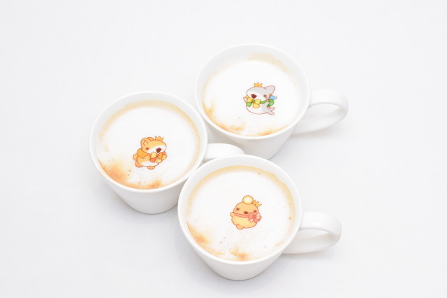 子ザメちゃんとお友達のランダムラテ 990 円／972 円（店内飲食／テイクアウト）