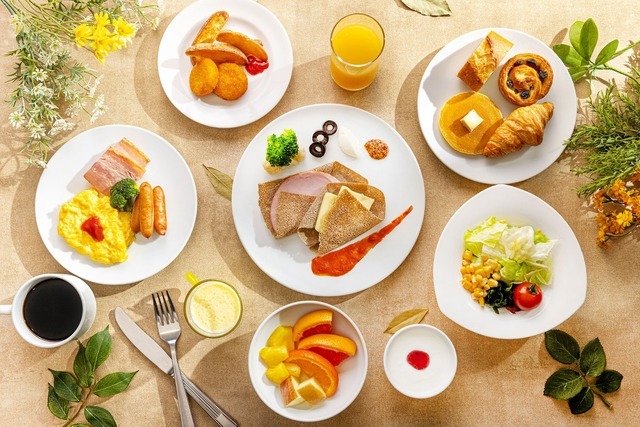 洋食と和食のブッフェスタイル朝食