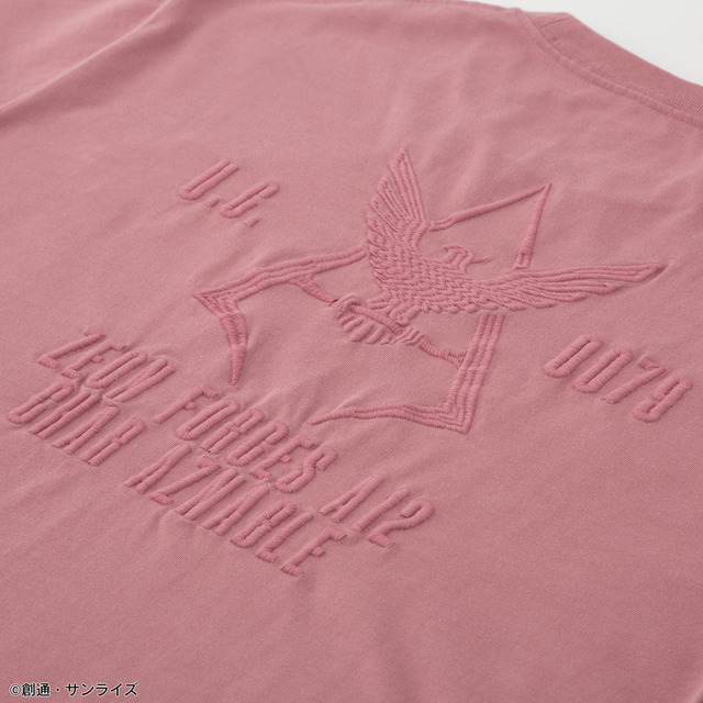 STRICT-G『機動戦士ガンダム』ロゴマーク刺繍Tシャツ シャア・アズナブル【再販売：10月お届け】