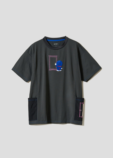 『ドラえもん』×グラニフ　「どこでもドア｜サイドポケットTシャツ」