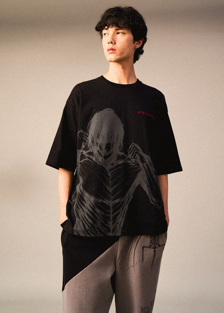 『進撃の巨人』×グラニフ　「15mの対峙｜ビッグシルエットTシャツ」　着用イメージ