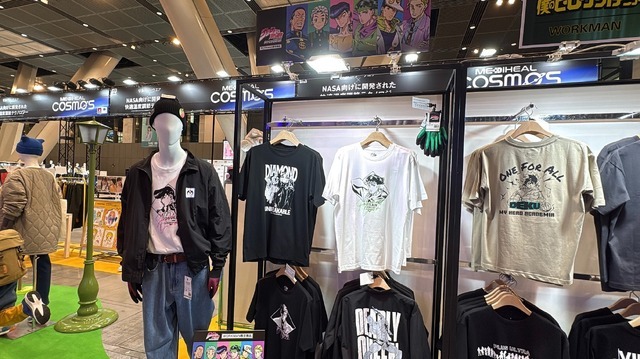 Tシャツ980円前後、描き下ろしデザイン多数！ “オタク全開じゃない”からこそ刺さる、ワークマン流「薬屋のひとりごと」「呪術廻戦」などアニメアパレルの秘密に迫る