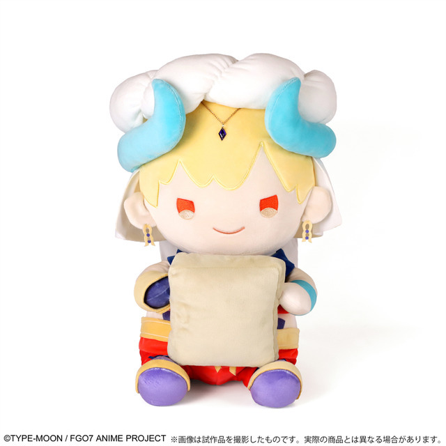 「いっしょにおしごとクッション　ギルガメッシュ」11,000円（税込）（C）TYPE-MOON / FGO7 ANIME PROJECT