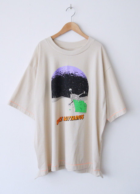 ネオンTee（M/S Size）M：12,000円（C） NIPPON ANIMATION CO., LTD.