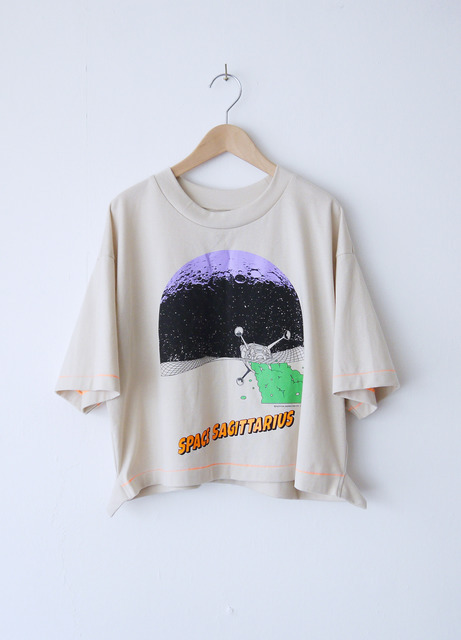 ネオンTee（M/S Size）S：11,000円（C） NIPPON ANIMATION CO., LTD.