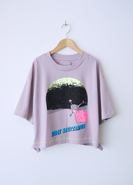 ネオンTee（M/S Size）S：11,000円（C） NIPPON ANIMATION CO., LTD.