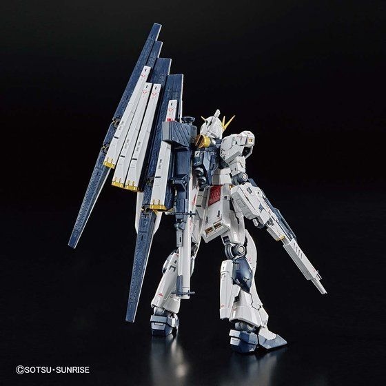 「RG 1/144 【ガンダムベース限定】 νガンダム［チタニウムフィニッシュ］」9,350円（税込）（C）創通・サンライズ