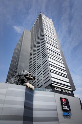 アニメーション映画『GODZILLA 怪獣惑星』公開記念！新宿東口にゴジラが突如出現！