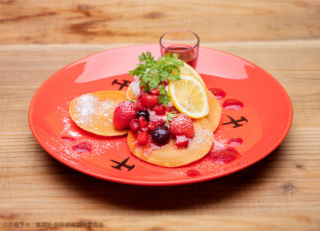 「呪術廻戦カフェ」【DESSERT】釘崎野薔薇「ストロベリーパンケーキ」（C）芥見下々／集英社・呪術廻戦製作委員会