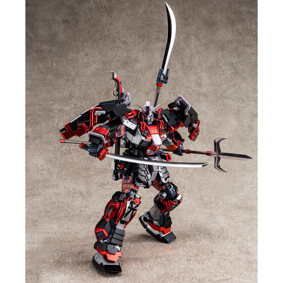 「MG 1/100 真武者頑駄無 戦国の陣 黒衣大鎧」10,450円（税込）（C）創通・サンライズ