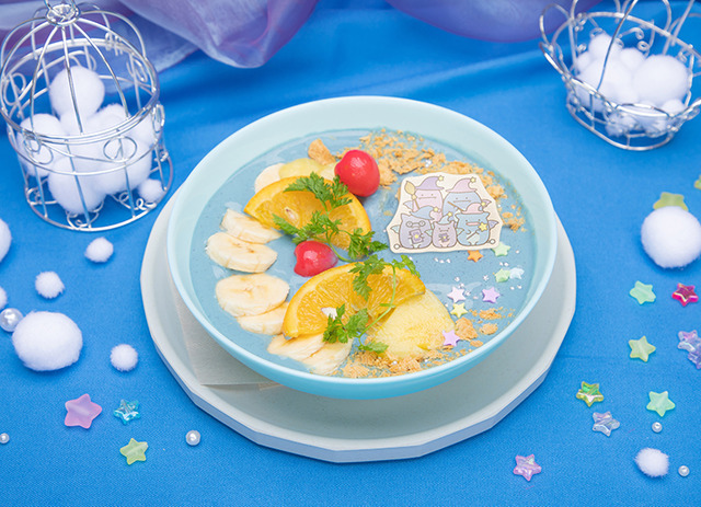 「すみっコぐらしカフェ」魔法使いたちのパーティー～アサイーボウル～(C)2021 日本すみっコぐらし協会映画部