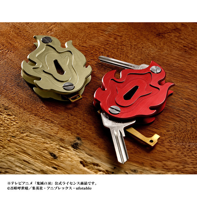 「鬼滅の刃 KeyItem 煉獄杏寿郎 紅色／金色」各6,300円（税込）（C）吾峠呼世晴／集英社・アニプレックス・ufotable