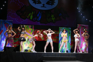 堤幸彦初プロデュースのガールズユニット、上野パンダ島ビキニーズによる舞台「マイナス 2.5」のゲネプロ写真が到着！