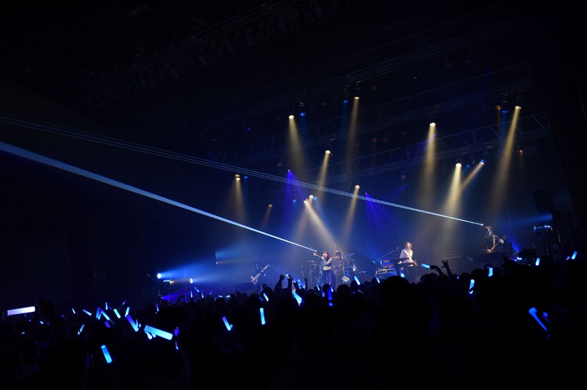 相坂優歌の1stライブ「屋上の真ん中で君の心は青く香るまま」ライブレポートが到着！