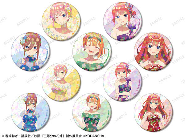 「描き下ろしイラスト トレーディングホログラム缶バッジ 桜ドレスver.（全10種）」単品：550円（税込）／ BOX：5,500円（税込）（C）春場ねぎ・講談社／映画「五等分の花嫁」製作委員会（C）KODANSHA