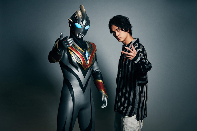 『ウルトラマントリガー NEW GENERATION TIGA エピソードZ』中村優一＆イーヴィルトリガー（C）円谷プロ（C）ウルトラマントリガー特別編製作委員会