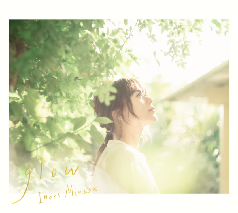 「glow」初回ジャケット＜発売日：2022.07.20＞