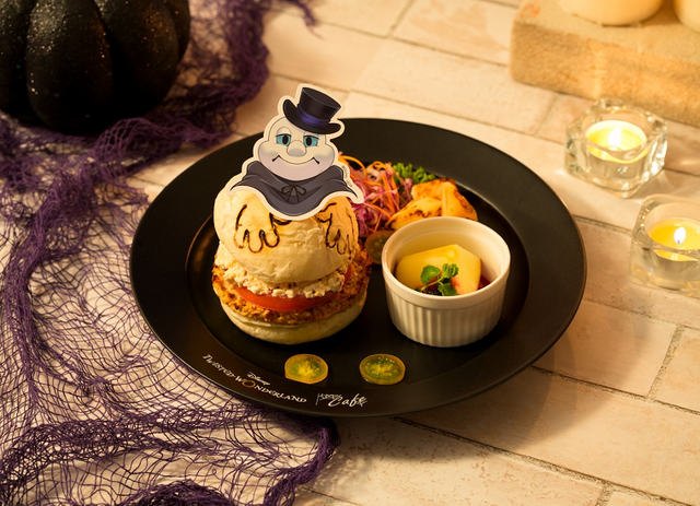 「『ディズニー ツイステッドワンダーランド』OH MY CAFE」＜ゴースト＞豆腐タルタルのハンバーガープレート（C）Disney