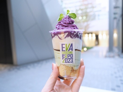 EVANGELION CROSSING EXPOのコラボメニュー「抹茶と紫芋のモンブランパフェ -エヴァンゲリオンへ愛をこめて- 」（C）カラー