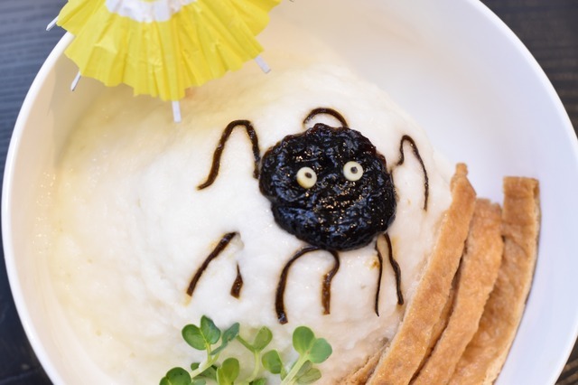 「アニメージュとジブリ展」コラボカフェ　いなりとトロロ丼（C）Studio Ghibli（C）Kanyada