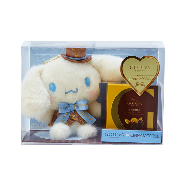 「シナモロール マスコットホルダー&GODIVA 2023」ぬいぐるみ（C）23 SANRIO