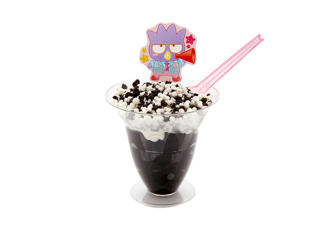 サンリオピューロランド「フレフレ★ピューロ学園」ほっとひと息♪ミラクルアイスコーヒーゼリー（C）2022 SANRIO CO., LTD. TOKYO, JAPAN
