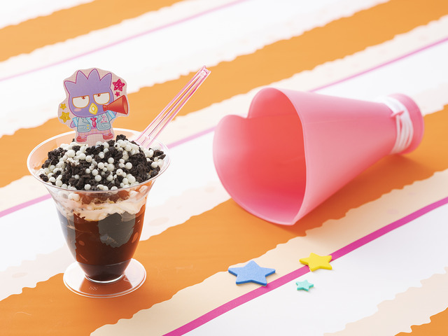 サンリオピューロランド「フレフレ★ピューロ学園」ほっとひと息♪ミラクルアイスコーヒーゼリー（C）2022 SANRIO CO., LTD. TOKYO, JAPAN