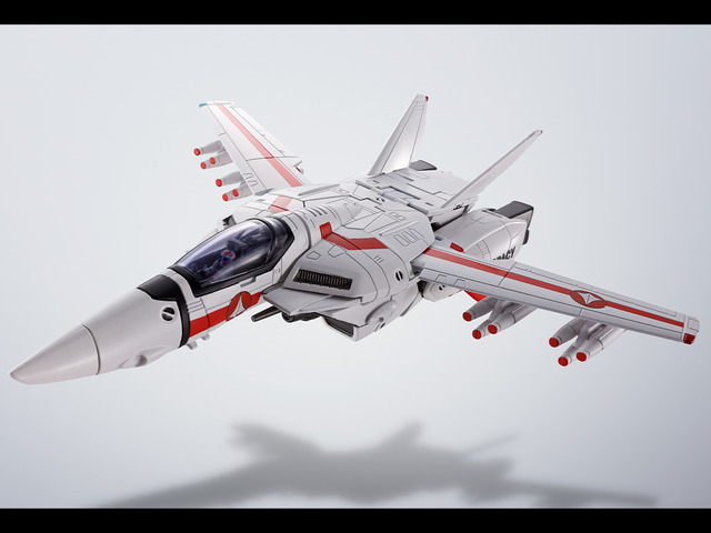 『超時空要塞マクロス』「VF-1J アーマードバルキリー（一条輝機）リバイバルVer.」13,200円（税込）（C）1982 BIGWEST