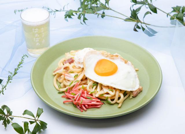 「『すずめの戸締まり』カフェ」すずめのまかないポテサラ焼うどん（C）2022「すずめの戸締まり」製作委員会