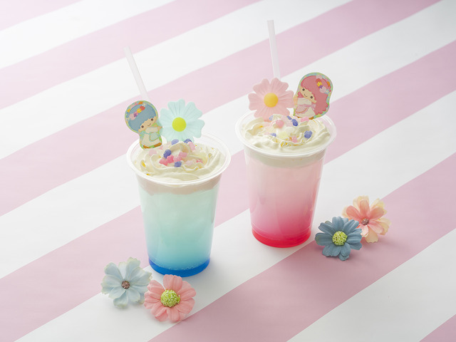 「Flower Puroland」キキ(リトルツインスターズ)モチーフの「ブルーライチフラワーソーダ」、ララ(リトルツインスターズ)モチーフの「ピンクレモンフラワーソーダ」（C）2023 SANRIO CO., LTD. TOKYO, JAPAN 著作 株式会社サンリオ