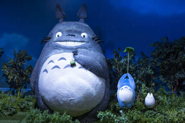 『「鈴木敏夫とジブリ展」大・中・小トトロフォトスポット（C）RENGAYA （C）Studio Ghibli