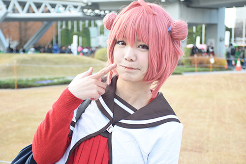 【コミケ95】3日目コスプレ写真レポート – 赤髪ショートヘアでお団子頭のあの子に……存在感！