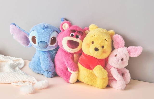 「ごきげんるんるん ぬいぐるみ ＜スティッチ＞＜ロッツォ＞＜プー＞＜ピグレット＞」（C）Disney（C）Disney／Pixar（C）Disney. Based on the “Winnie the Pooh” works by A.A. Milne and E.H. Shepard.