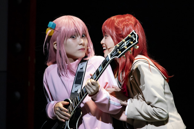 舞台「LIVE STAGE『ぼっち・ざ・ろっく！』」より公式写真（C）はまじあき／芳文社・アニプレックス（C）LIVE STAGE「ぼっち・ざ・ろっく！」製作委員会