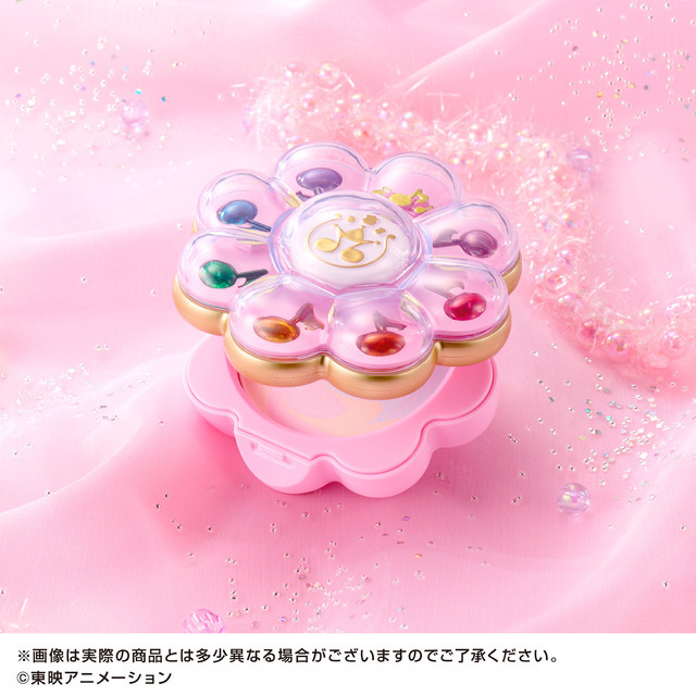 「おジャ魔女どれみ PirikaPirilala リズムタップフェイスパウダー 25th anniversary ver.」5,500円（税込）（C）東映アニメ―ション