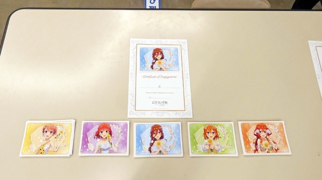 『「五等分の花嫁」アニメ原画展 Engagement』入場特典：婚約証明書風台紙＋えらべるブロマイド（C）春場ねぎ・講談社／「五等分の花嫁∽」製作委員会