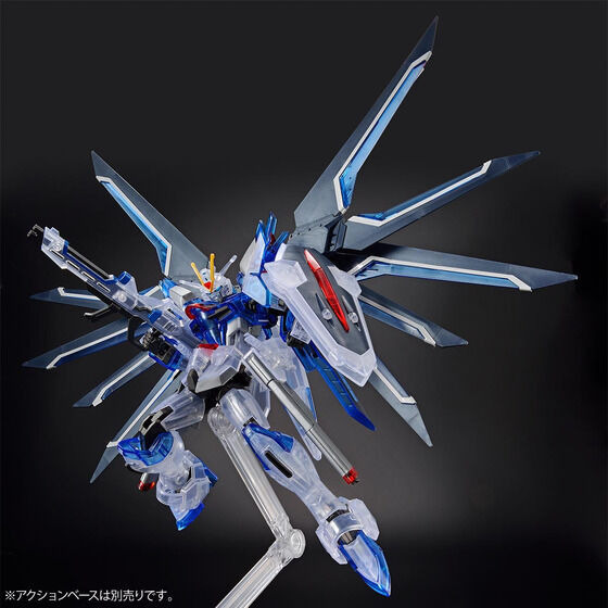 「劇場版公開記念パッケージ HG 1/144 ライジングフリーダムガンダム[クリアカラー]」2,640円（税込）（C）創通・サンライズ