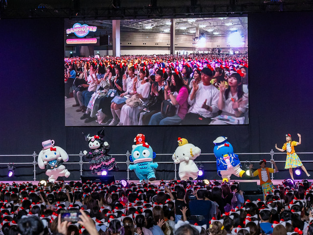 客席全体がハローキティのカチューシャをつけて お祝いダンスを練習