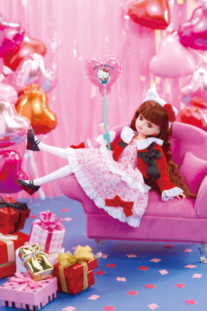 「フォトジェニックリカ ハローキティ50thアニバーサリースタイル」（C）ＴＯＭＹ（C）2024 SANRIO CO., LTD. TOKYO, JAPAN（L）