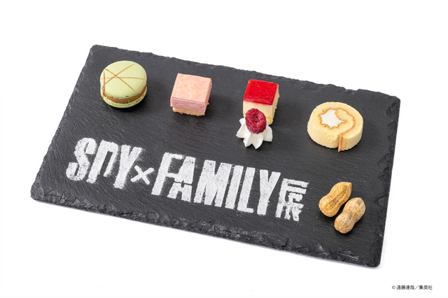 「SPY×FAMILY展 コラボカフェ」コラボデザートの「フォージャー家　おやつタイムセット」　（C）遠藤達哉／集英社