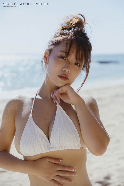 「井口裕香 写真集 MORE MORE MORE」画像