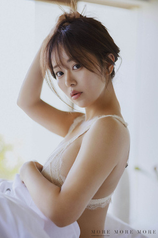 「井口裕香 写真集 MORE MORE MORE」画像