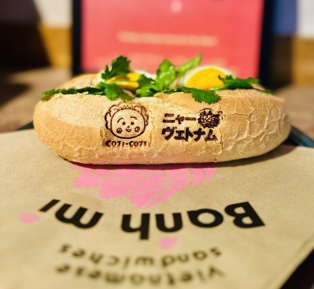 「COJI-COJI×OdakyuSC～小田急のショッピングセンターへコジコジとおでかけ～」コラボ限定商品の「コジコジバインミー」（C）さくらももこ